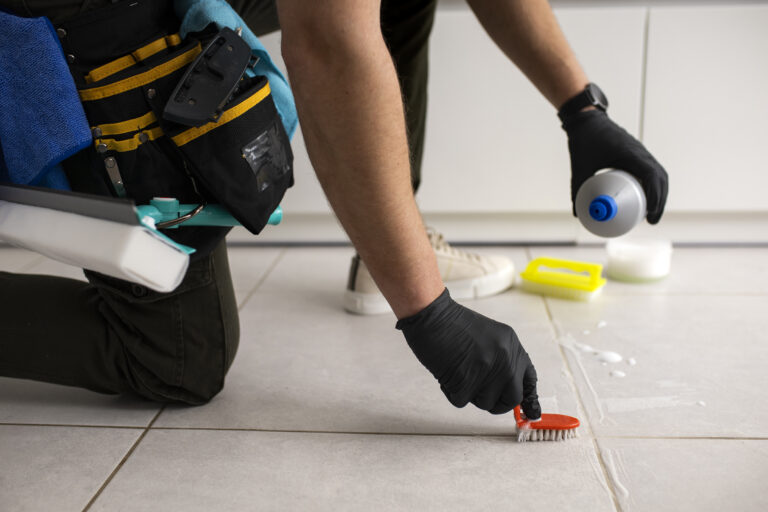 Cómo eliminar el moho negro de la silicona