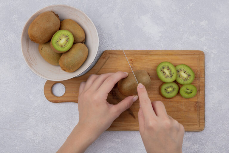 cortando kiwi con cuchillo